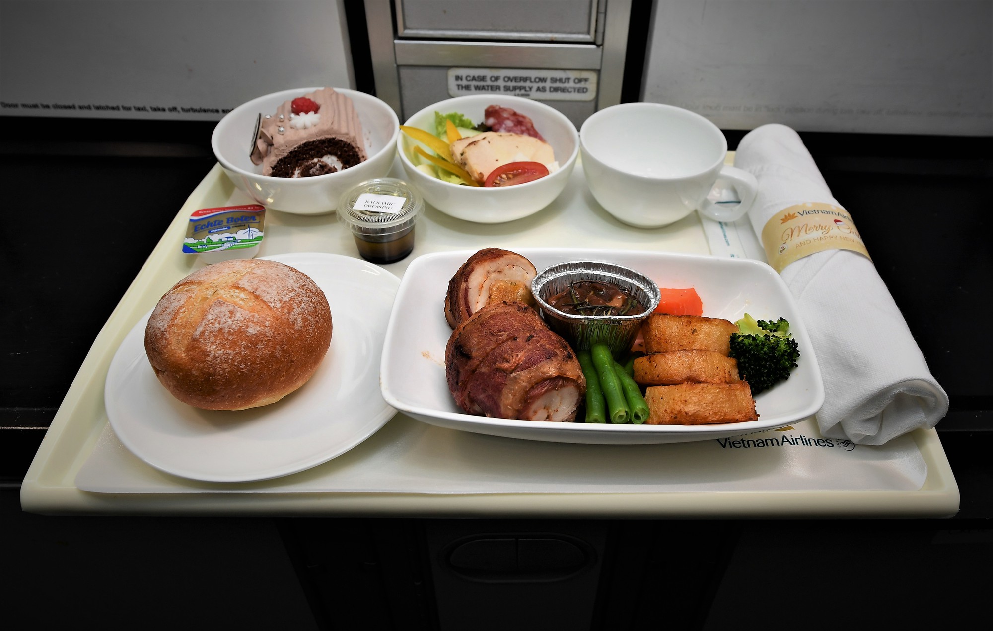 Cận cảnh Ông già Noel tặng quà khách nhí ngay trên bầu trời- Ảnh 6.