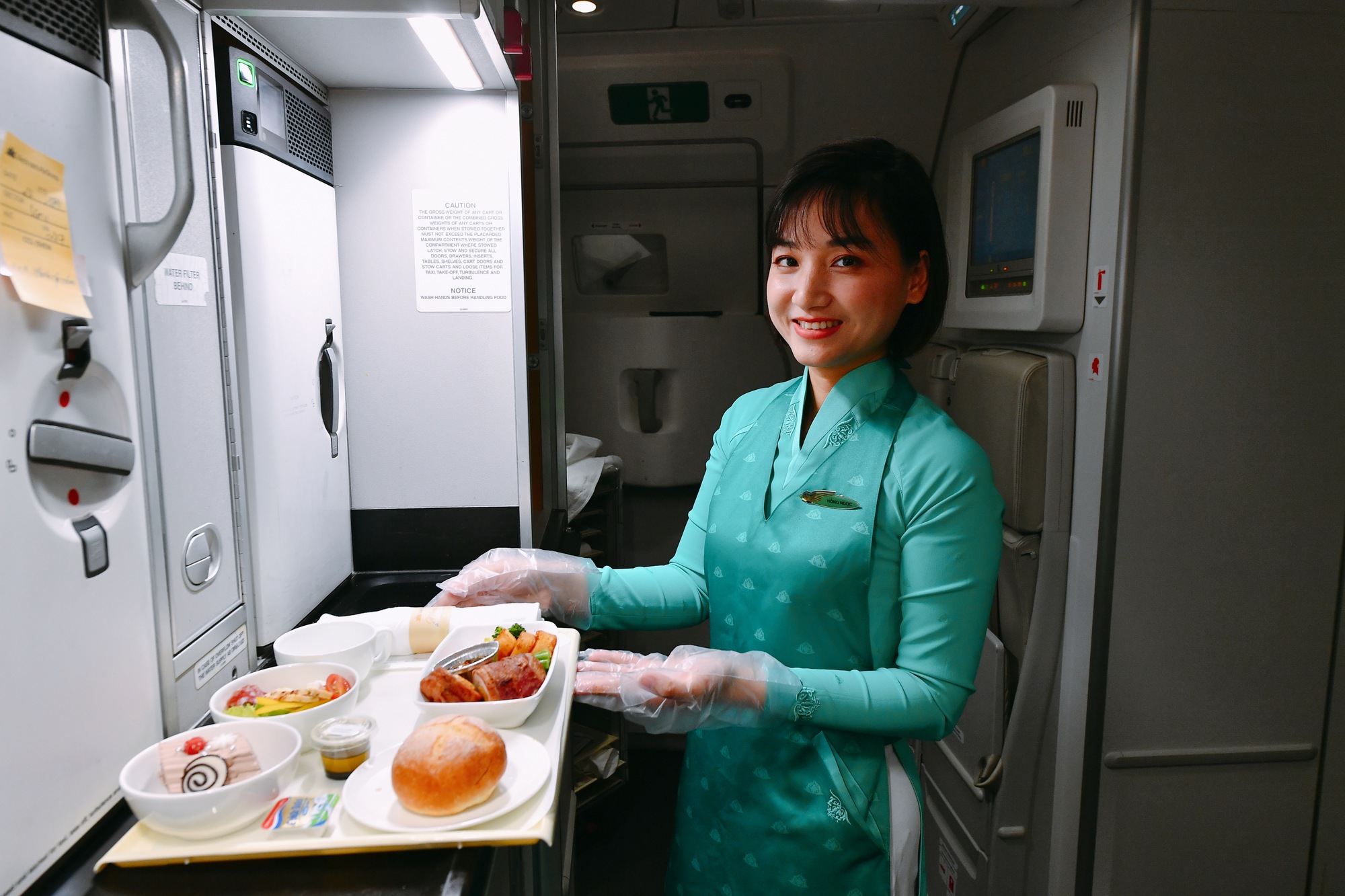 Cận cảnh Ông già Noel tặng quà khách nhí ngay trên bầu trời- Ảnh 7.