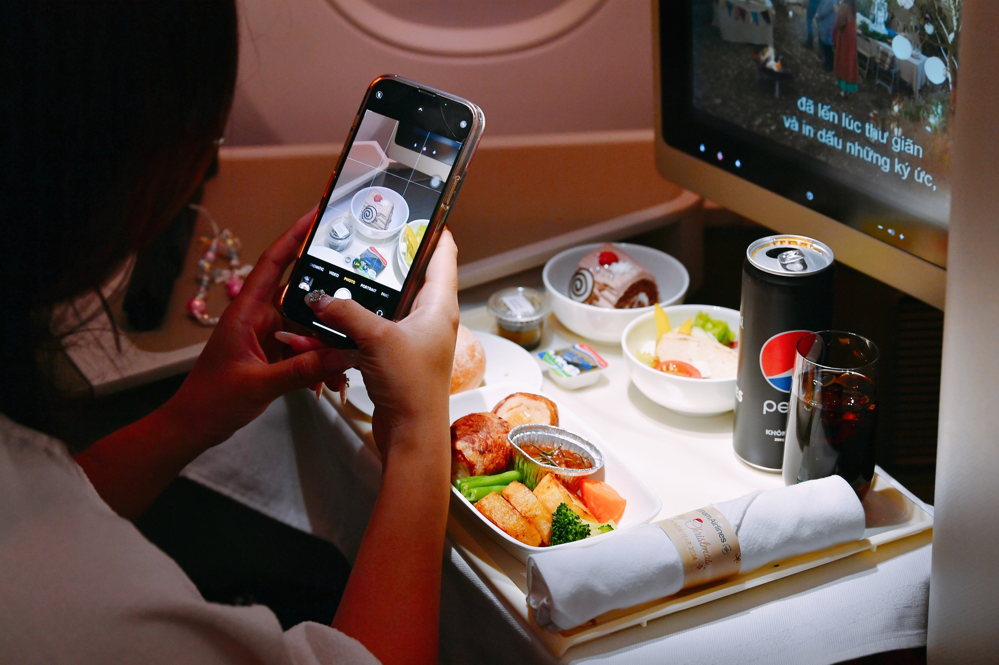 Cận cảnh Ông già Noel tặng quà khách nhí ngay trên bầu trời- Ảnh 8.