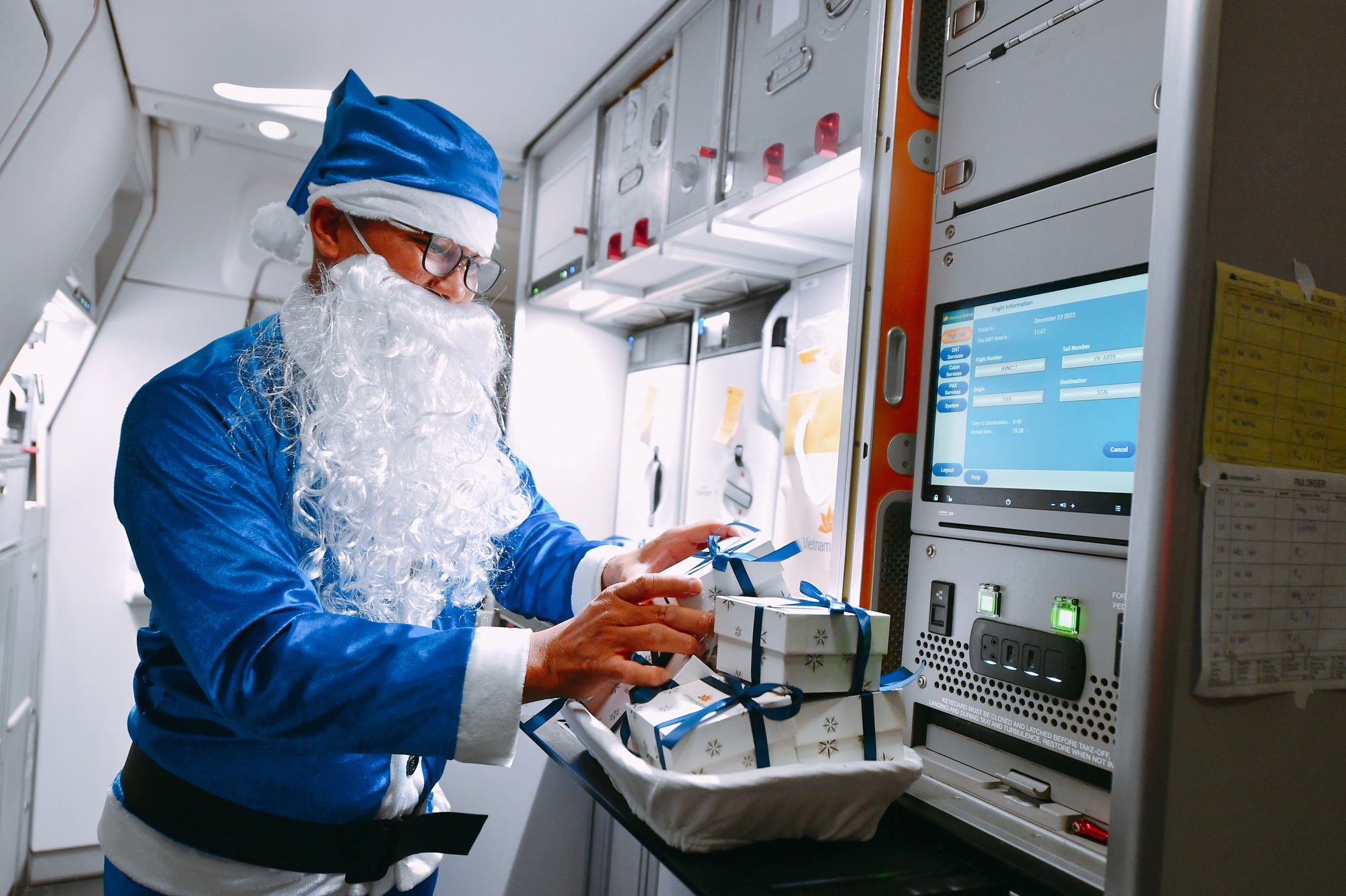 Cận cảnh Ông già Noel tặng quà khách nhí ngay trên bầu trời- Ảnh 1.