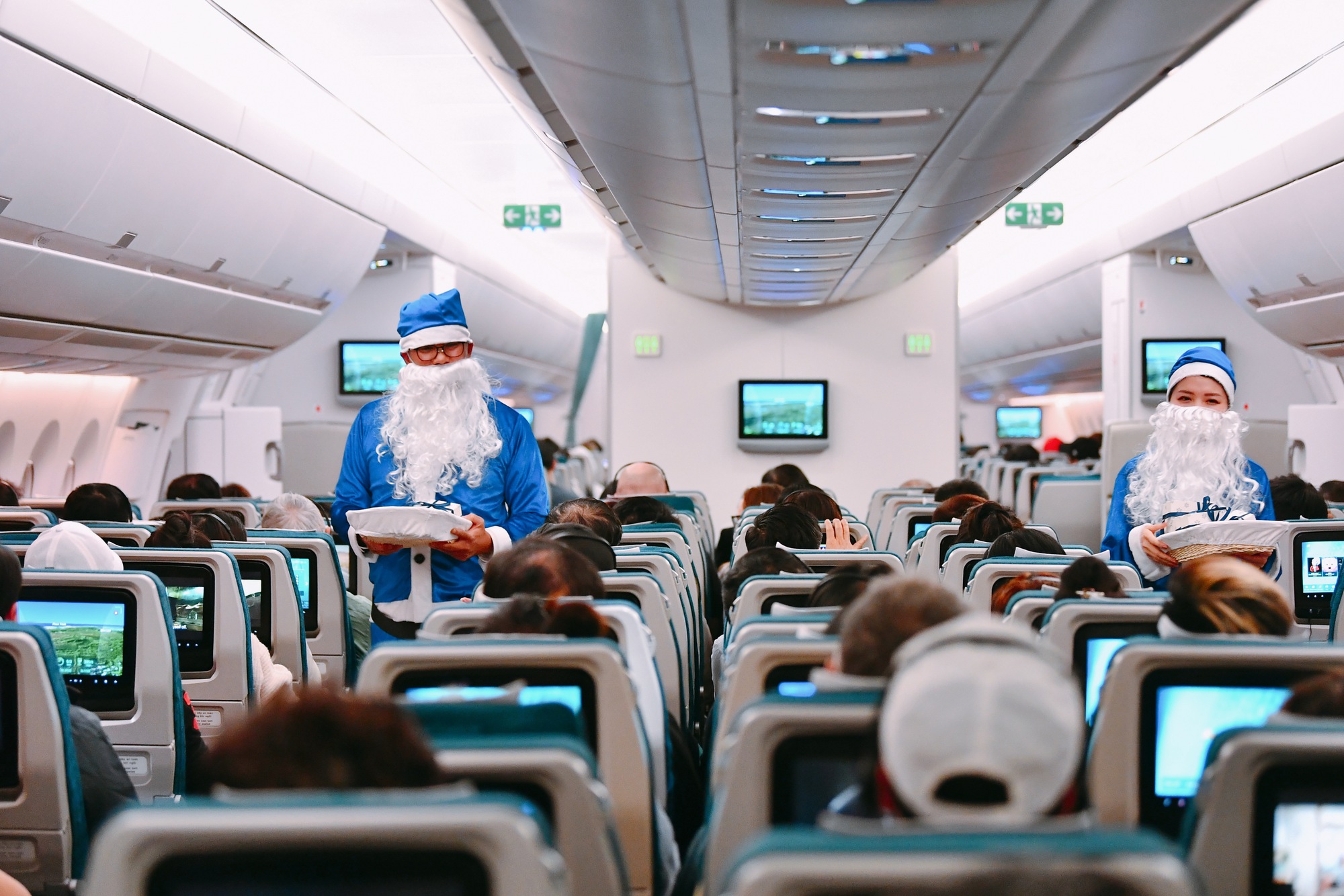 Cận cảnh Ông già Noel tặng quà khách nhí ngay trên bầu trời- Ảnh 5.