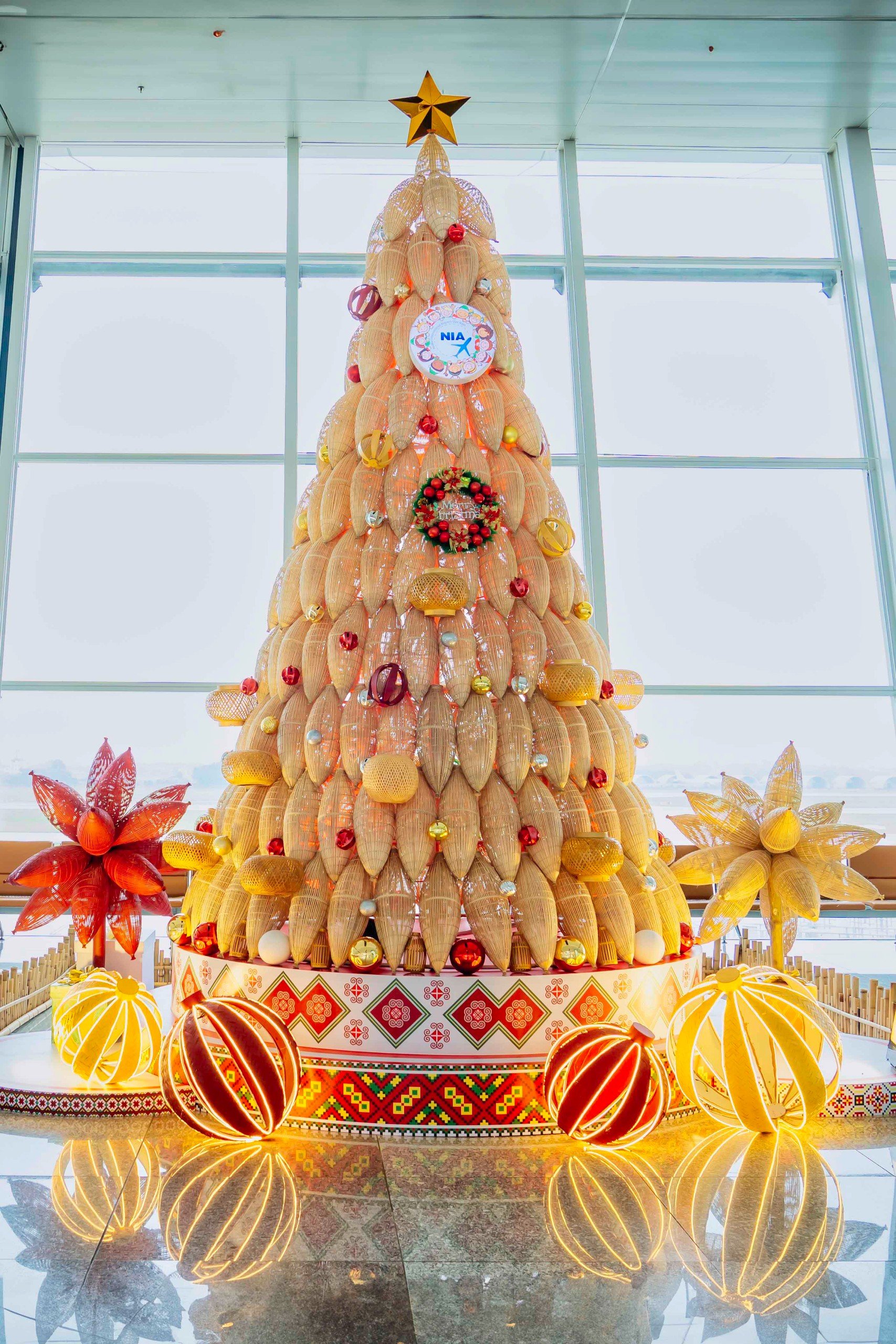 Chùm ảnh: Khách nước ngoài bất ngờ khi được tặng quà Giáng sinh ngay tại sân bay Nội Bài- Ảnh 2.