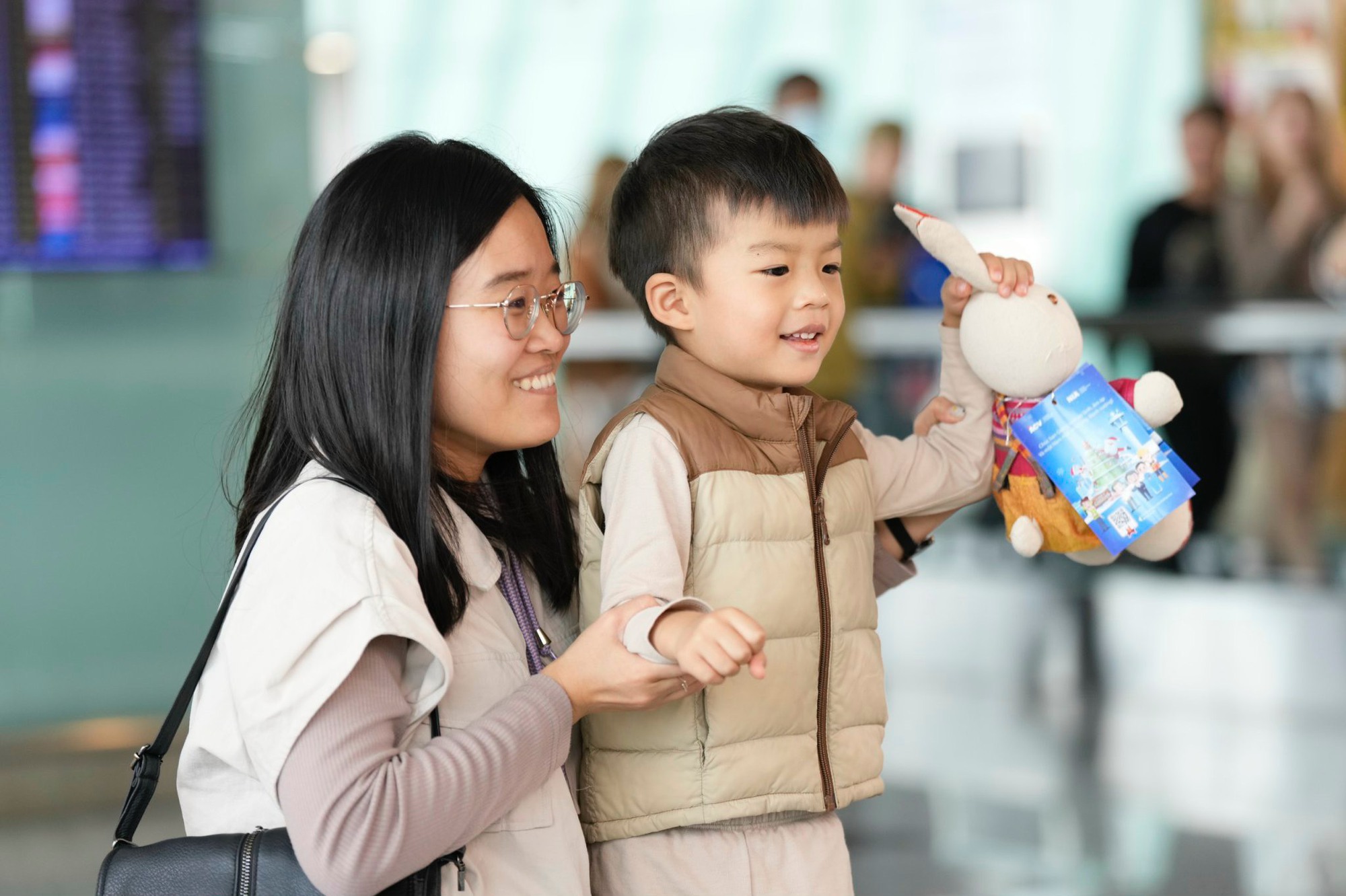 Chùm ảnh: Khách nước ngoài bất ngờ khi được tặng quà Giáng sinh ngay tại sân bay Nội Bài- Ảnh 13.