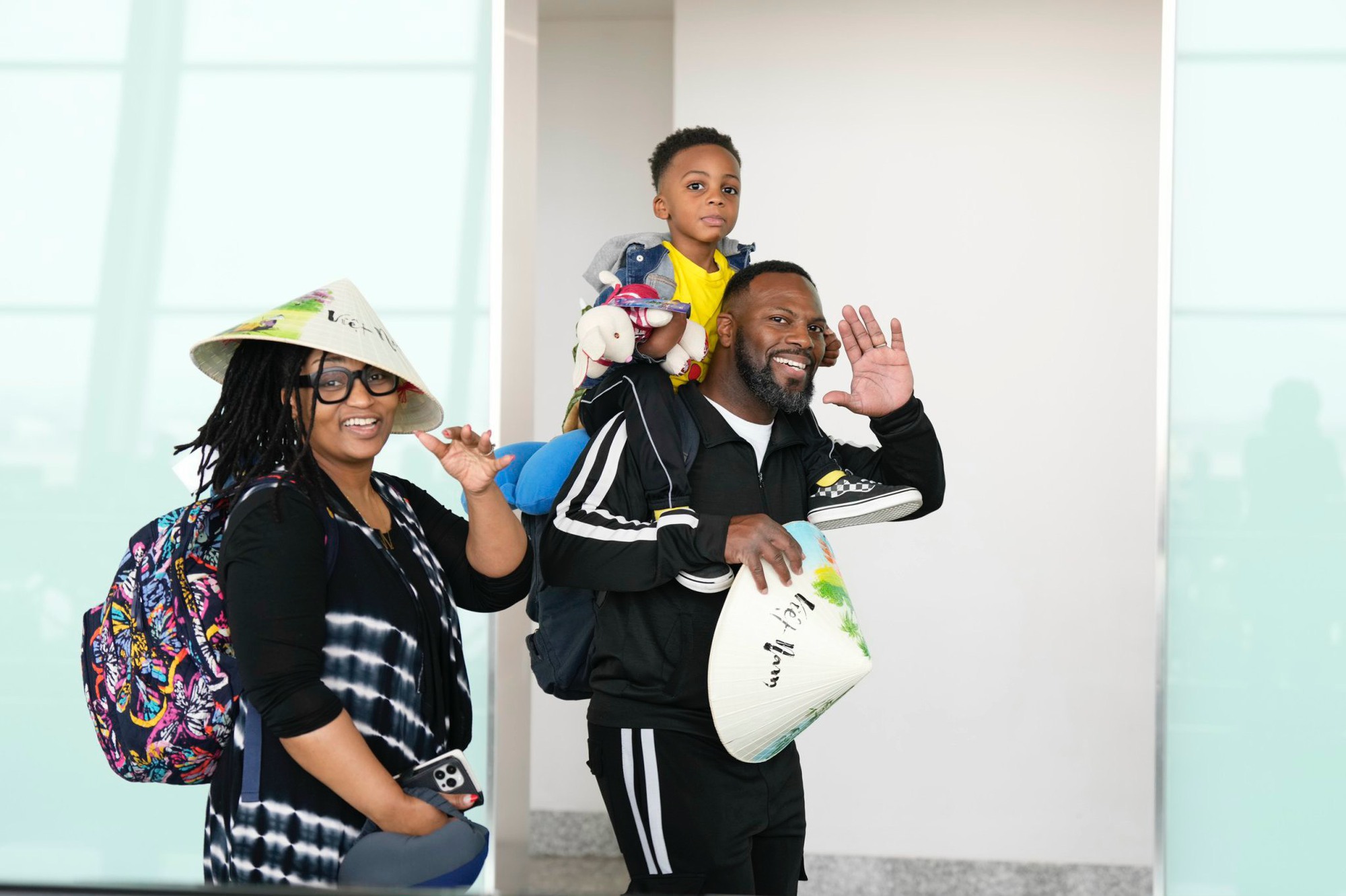 Chùm ảnh: Khách nước ngoài bất ngờ khi được tặng quà Giáng sinh ngay tại sân bay Nội Bài- Ảnh 3.