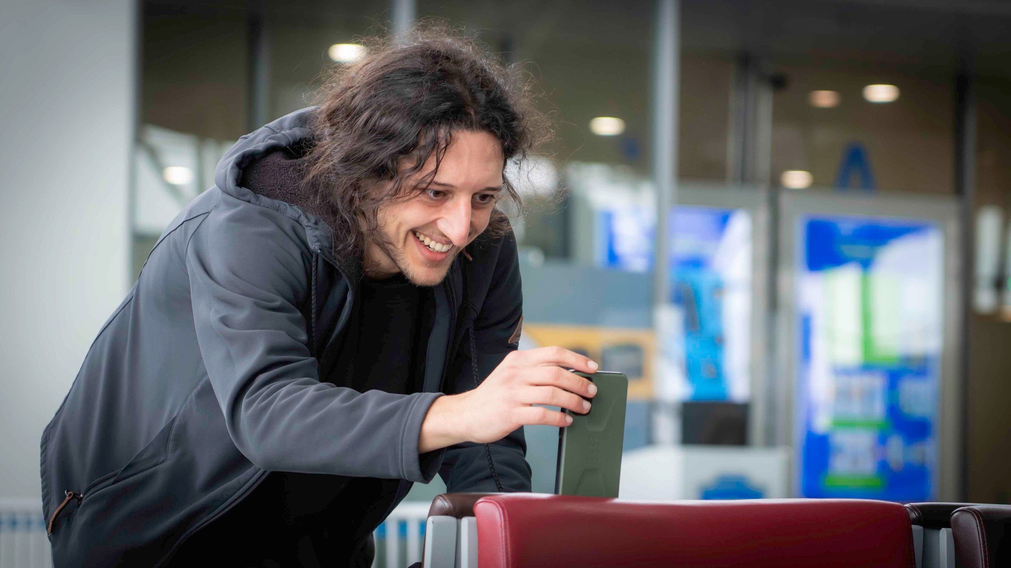 Chùm ảnh: Khách nước ngoài bất ngờ khi được tặng quà Giáng sinh ngay tại sân bay Nội Bài- Ảnh 4.