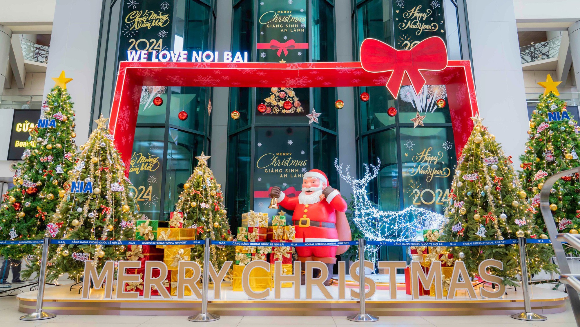 Chùm ảnh: Khách nước ngoài bất ngờ khi được tặng quà Giáng sinh ngay tại sân bay Nội Bài- Ảnh 5.