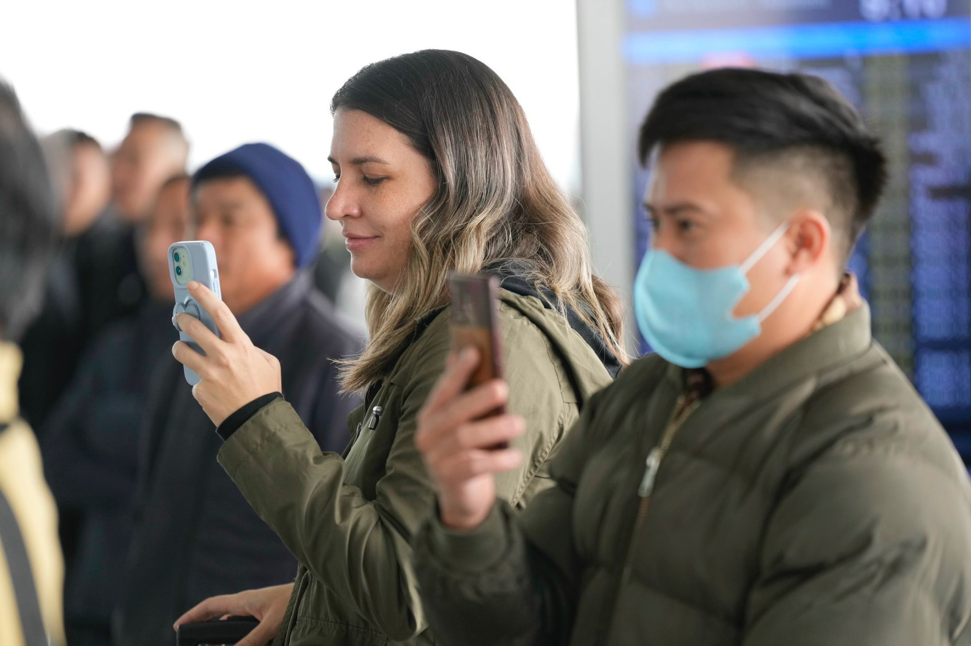 Chùm ảnh: Khách nước ngoài bất ngờ khi được tặng quà Giáng sinh ngay tại sân bay Nội Bài- Ảnh 6.