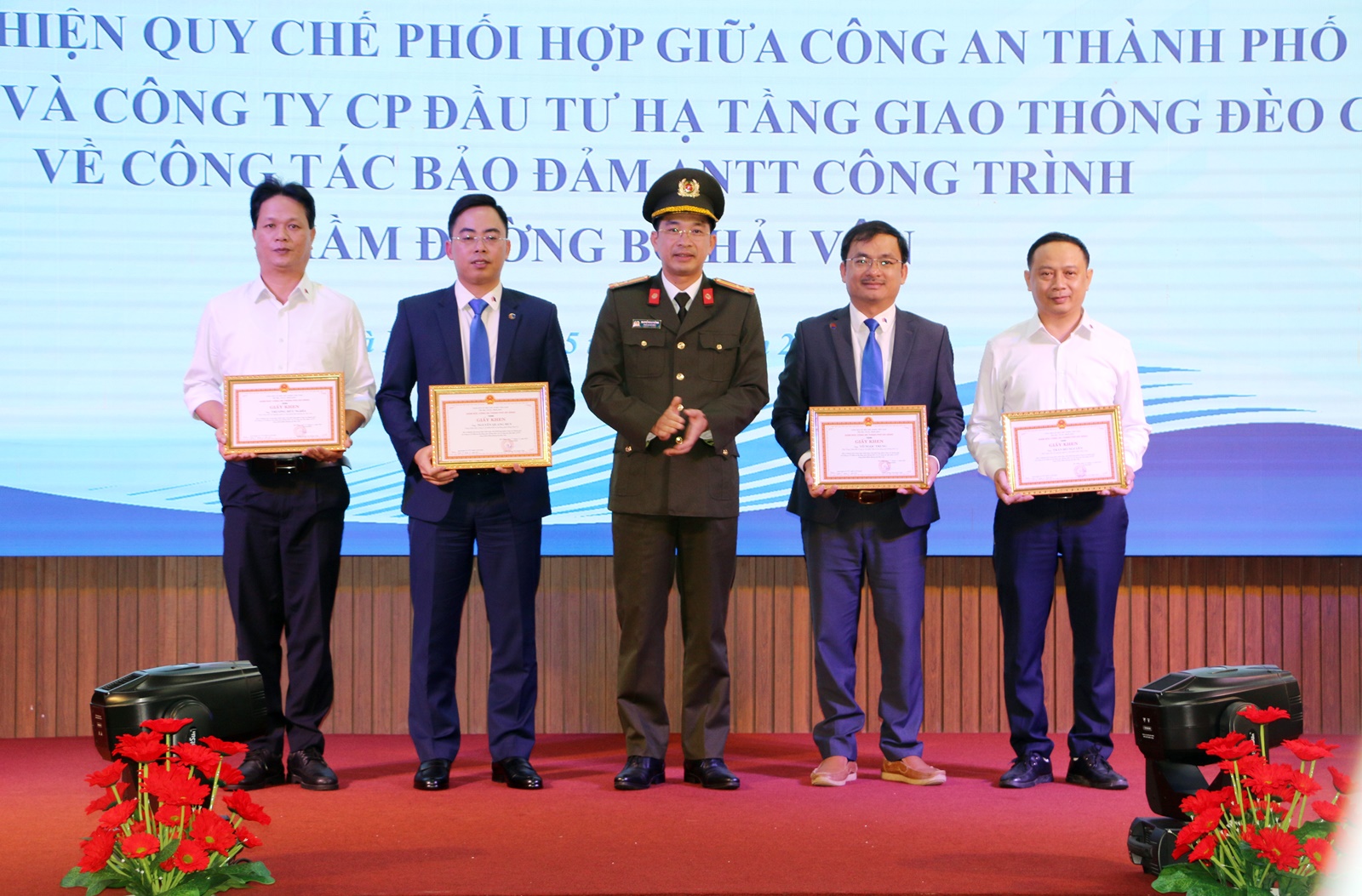 Cận cảnh diễn tập cứu hộ, cứu nạn tai nạn xe bốc cháy trong hầm Hải Vân- Ảnh 2.