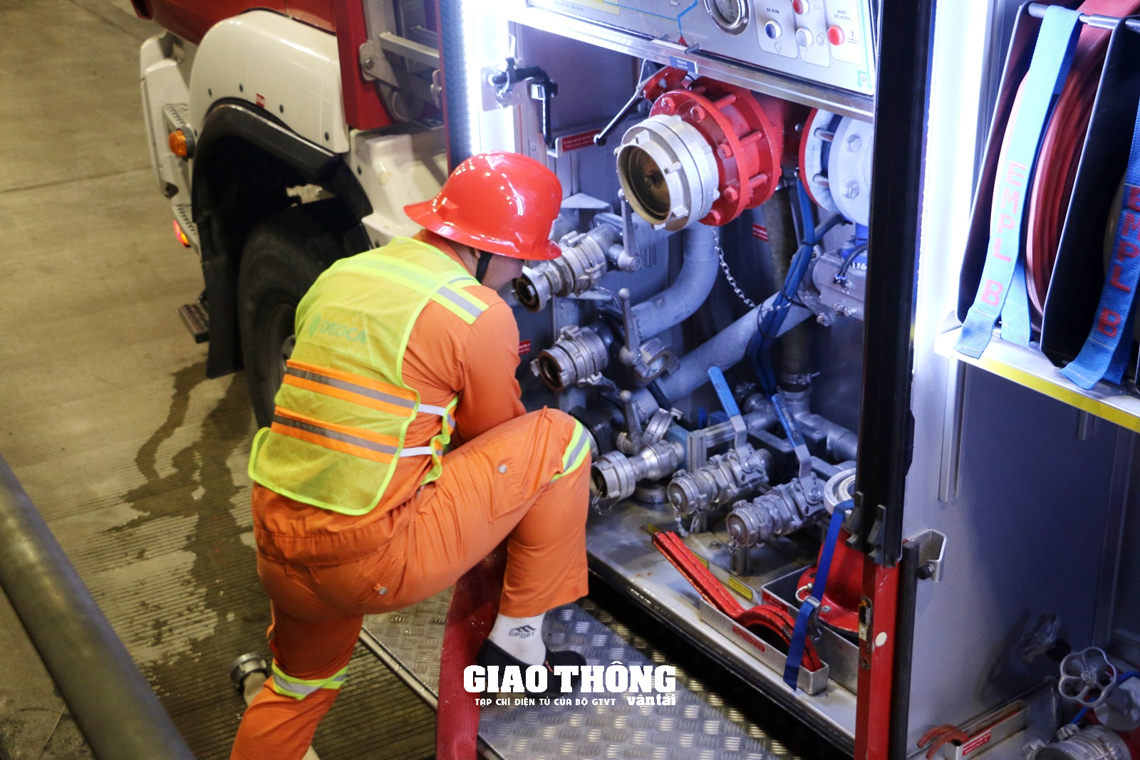 Cận cảnh diễn tập cứu hộ, cứu nạn tai nạn xe bốc cháy trong hầm Hải Vân- Ảnh 6.