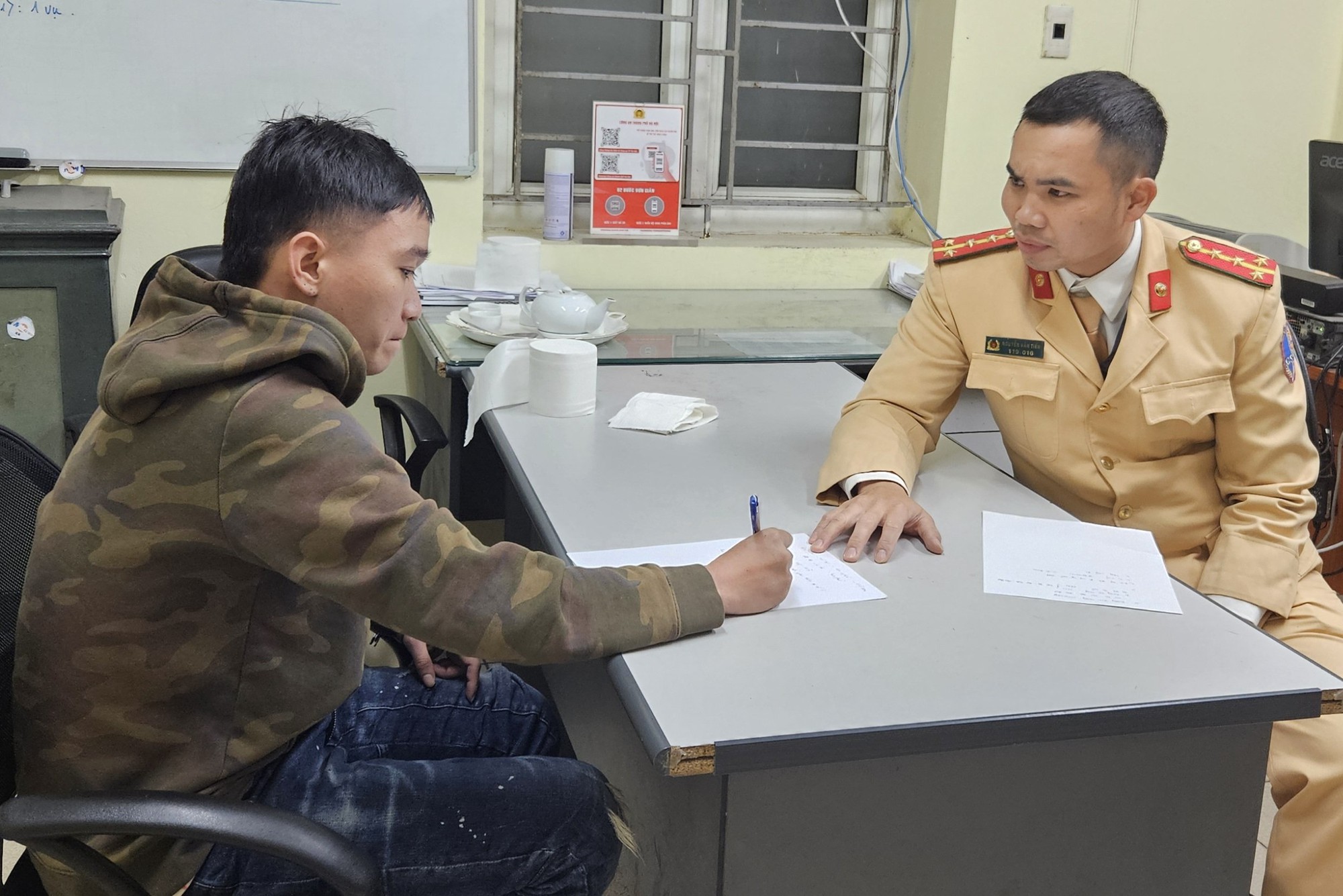 CSGT Hà Nội phối hợp với nhân dân 