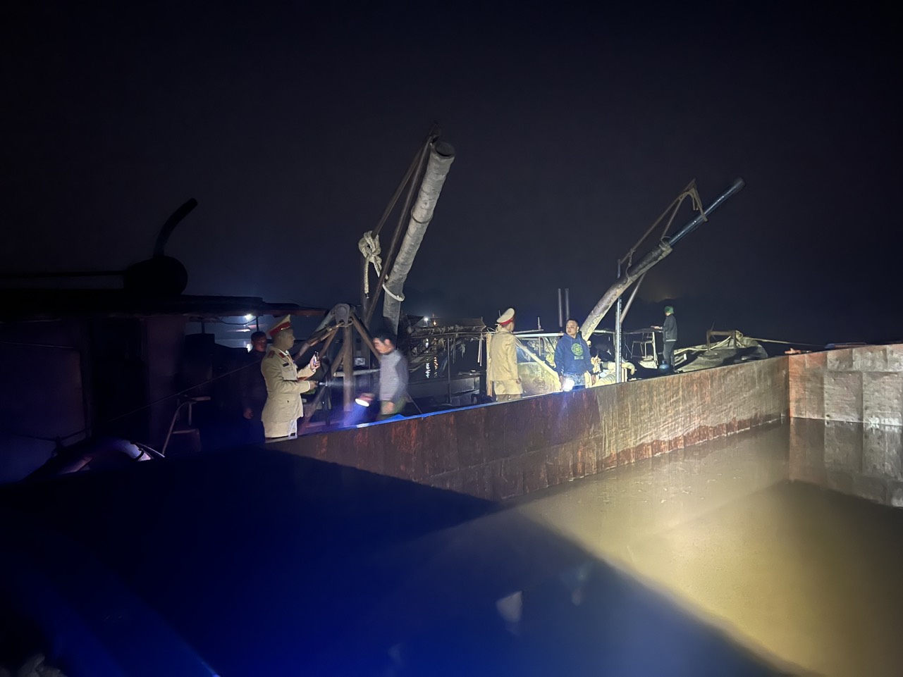 Video cảnh sát đường thuỷ Hà Nội bắt quả tang tàu hút và bán cát ngay trên sông Hồng- Ảnh 1.