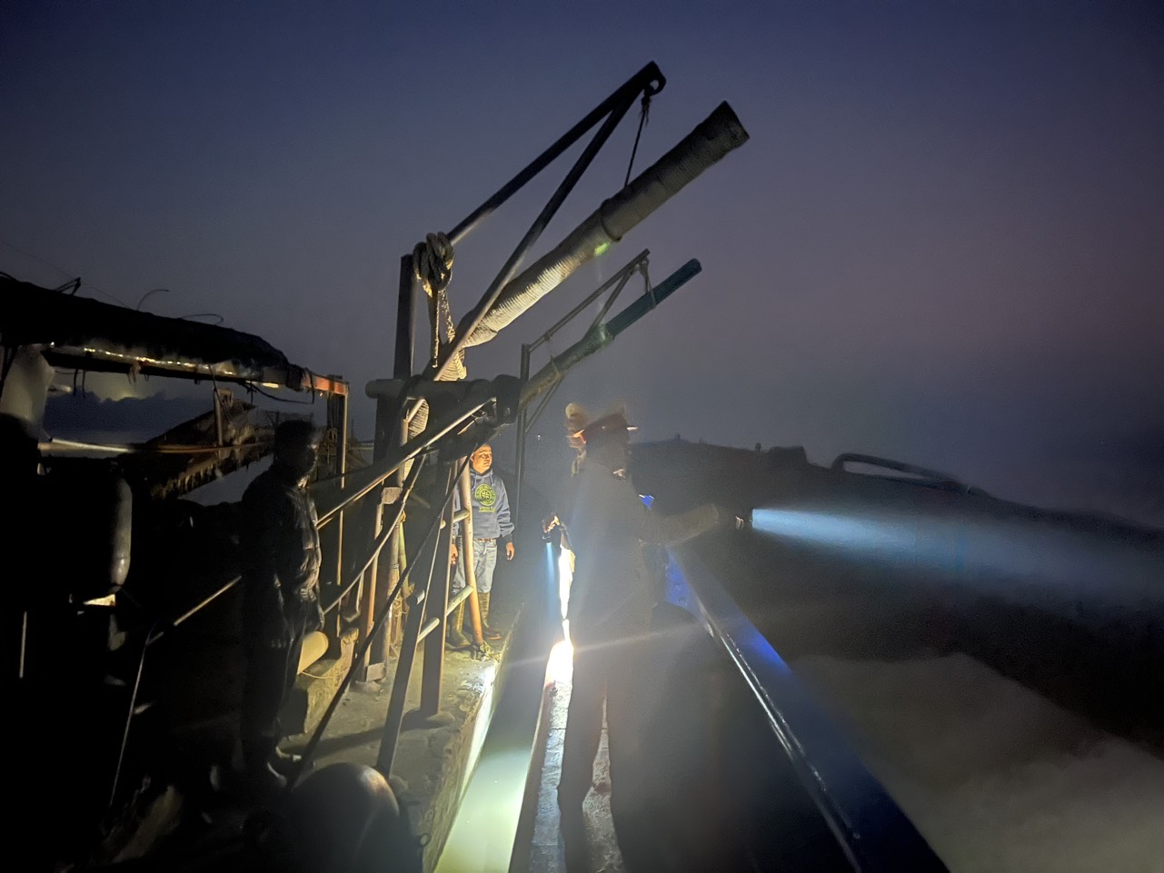 Video cảnh sát đường thuỷ Hà Nội bắt quả tang tàu hút và bán cát ngay trên sông Hồng- Ảnh 2.