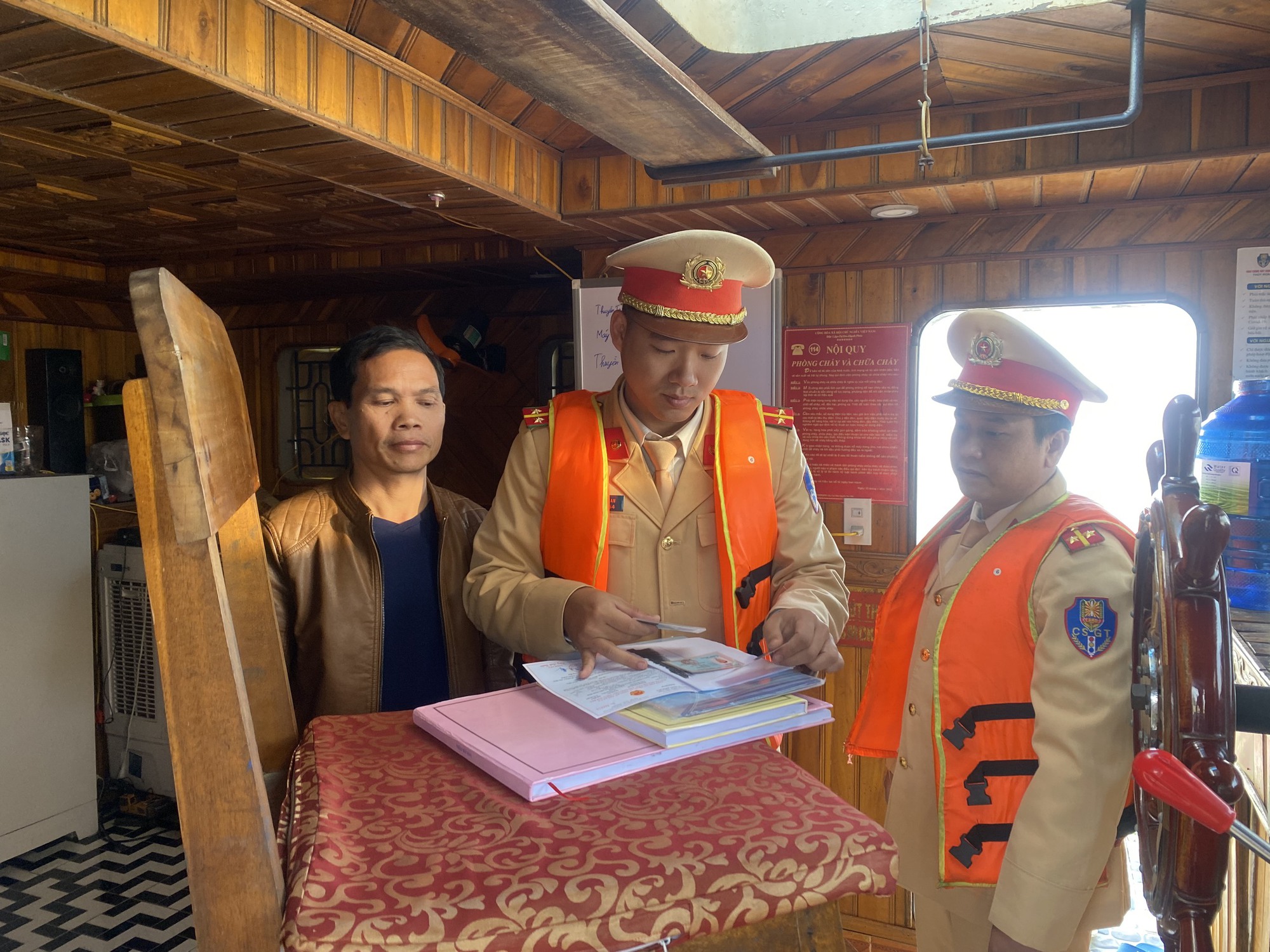 Video cảnh sát đường thuỷ Hà Nội bắt quả tang tàu hút và bán cát ngay trên sông Hồng- Ảnh 4.