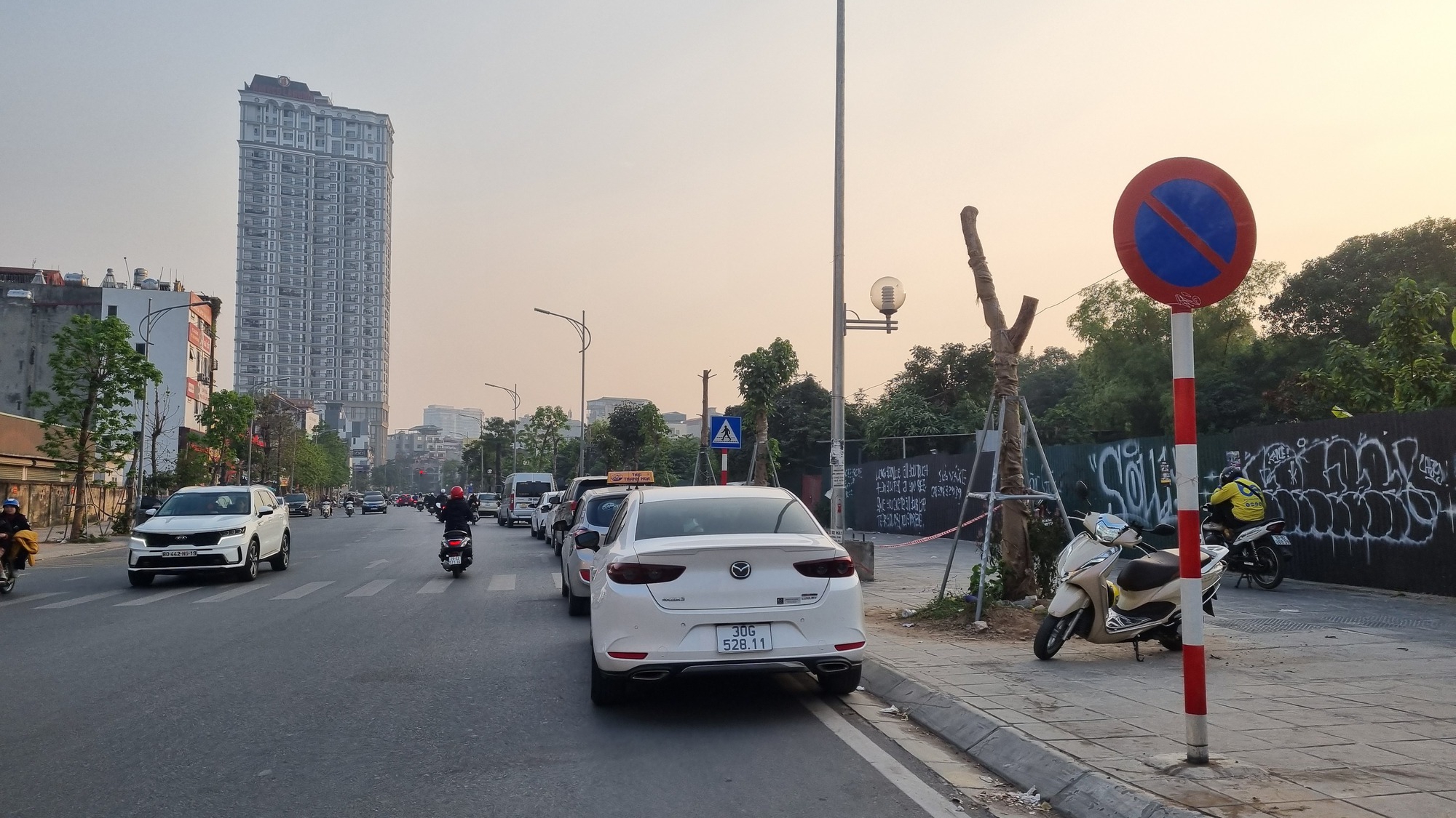 Hà Nội: Mất trật tự đô thị trên tuyến đường mới mở- Ảnh 1.