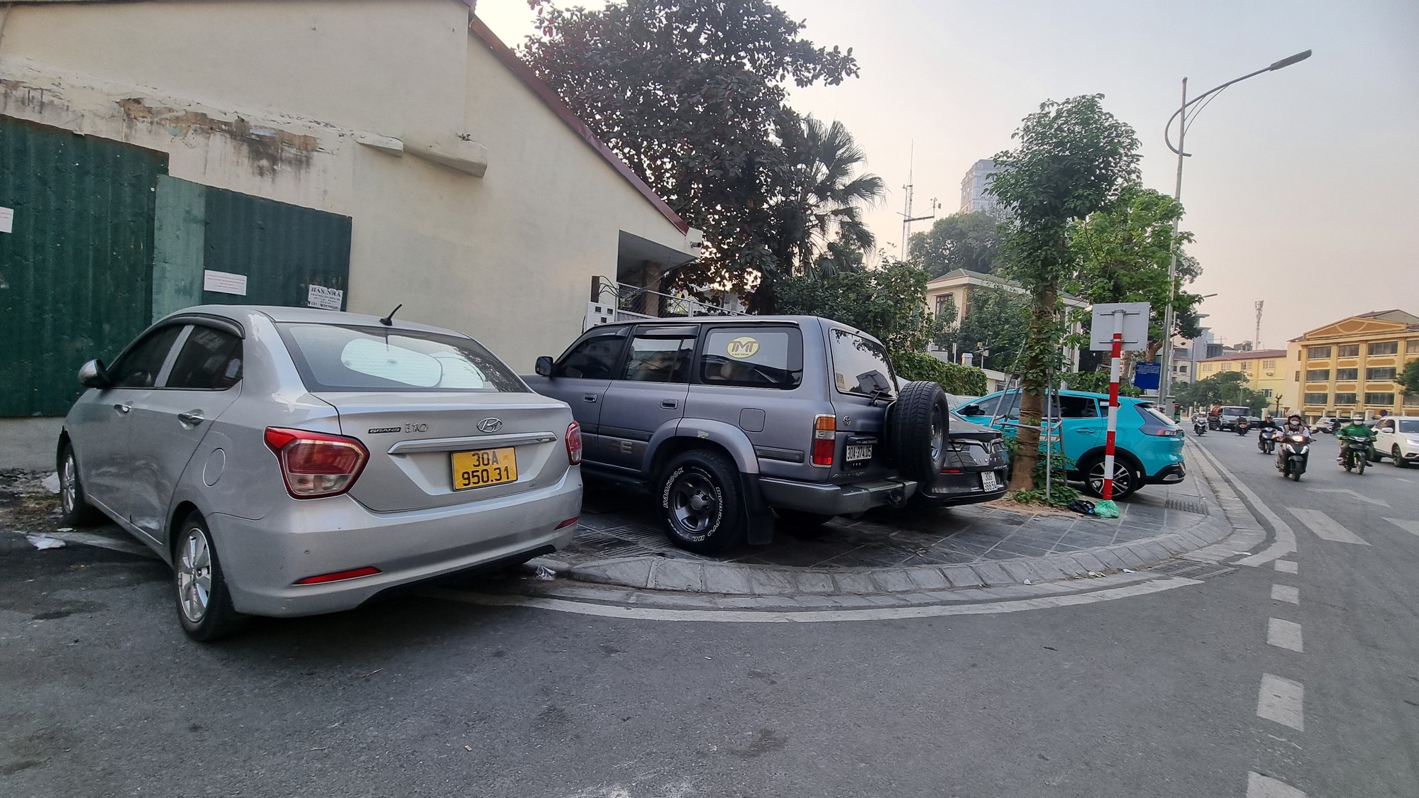 Hà Nội: Mất trật tự đô thị trên tuyến đường mới mở- Ảnh 4.