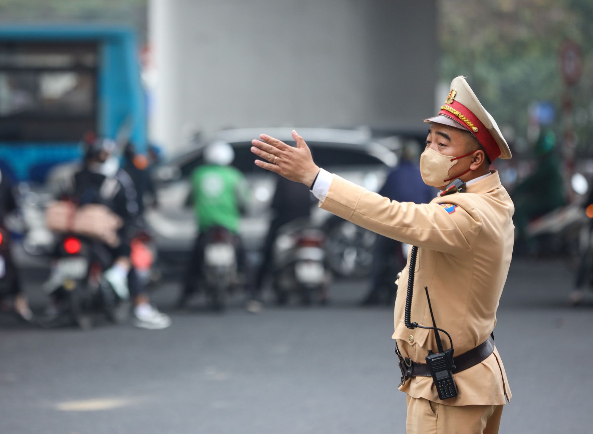 CSGT Hà Nội xuống đường, quyết không để ùn ứ giao thông dịp nghỉ tết Dương lịch- Ảnh 4. CSGT Hà Nội xuống đường, quyết không để ùn ứ giao thông dịp nghỉ tết Dương lịch- Ảnh 4.