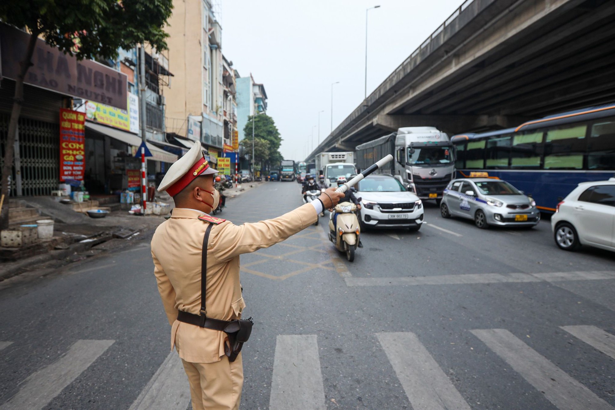 CSGT Hà Nội xuống đường, quyết không để ùn ứ giao thông dịp nghỉ tết Dương lịch- Ảnh 2. CSGT Hà Nội xuống đường, quyết không để ùn ứ giao thông dịp nghỉ tết Dương lịch- Ảnh 2.