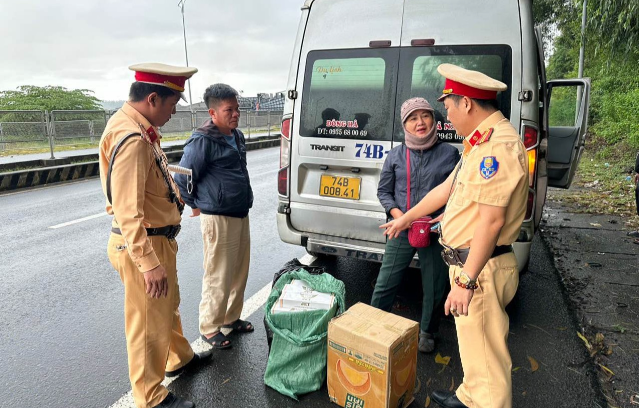 Kiểm tra xe khách, CSGT Đà Nẵng phát hiện nhiều hàng lậu- Ảnh 2.