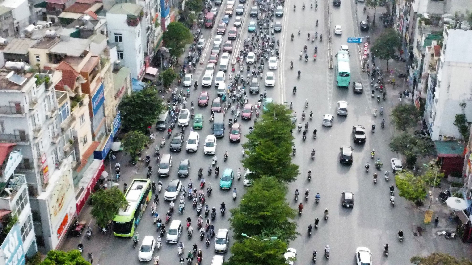 CSGT Hà Nội xuống đường, quyết không để ùn ứ giao thông dịp nghỉ tết Dương lịch- Ảnh 5. CSGT Hà Nội xuống đường, quyết không để ùn ứ giao thông dịp nghỉ tết Dương lịch- Ảnh 5.