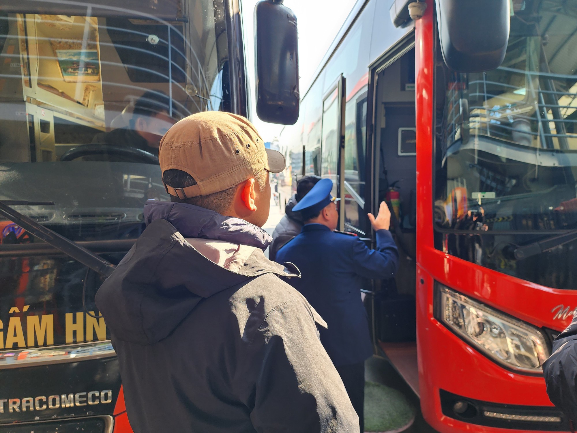 Các bến xe ở Hà Nội đảm bảo phương tiện phục vụ nhân dân đi lại dịp tết Dương lịch- Ảnh 4.