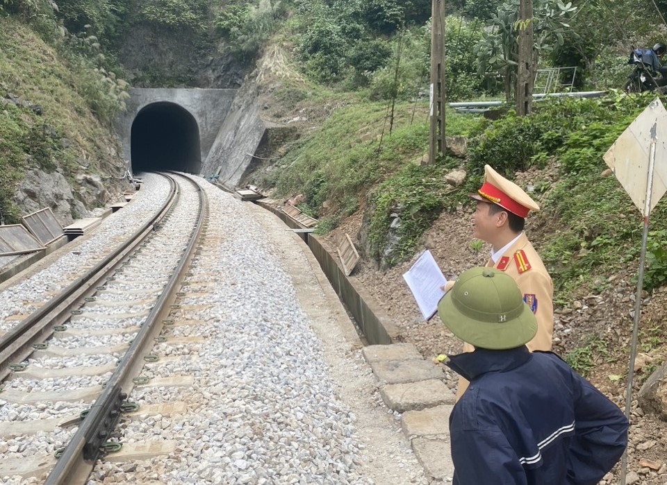 CSGT đường sắt tăng cường đảm bảo TTATGT cao điểm tết Dương lịch 2024- Ảnh 1. CSGT đường sắt tăng cường đảm bảo TTATGT cao điểm tết Dương lịch 2024- Ảnh 1.