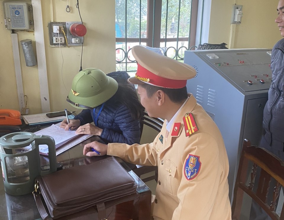 CSGT đường sắt tăng cường đảm bảo TTATGT cao điểm tết Dương lịch 2024- Ảnh 6. CSGT đường sắt tăng cường đảm bảo TTATGT cao điểm tết Dương lịch 2024- Ảnh 6.