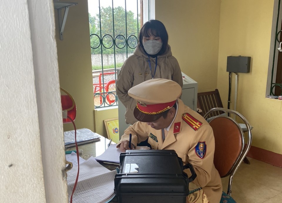 CSGT đường sắt tăng cường đảm bảo TTATGT cao điểm tết Dương lịch 2024- Ảnh 7. CSGT đường sắt tăng cường đảm bảo TTATGT cao điểm tết Dương lịch 2024- Ảnh 7.