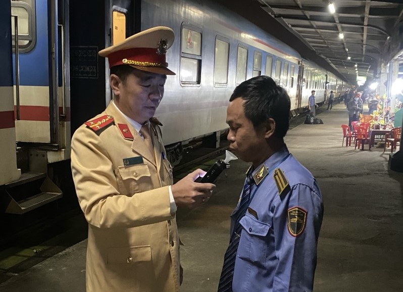 CSGT đường sắt tăng cường đảm bảo TTATGT cao điểm tết Dương lịch 2024- Ảnh 3. CSGT đường sắt tăng cường đảm bảo TTATGT cao điểm tết Dương lịch 2024- Ảnh 3.