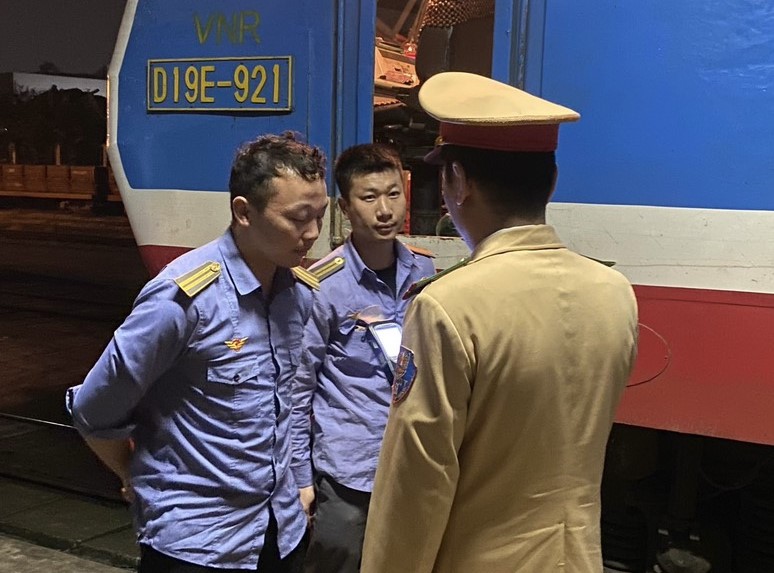 CSGT đường sắt tăng cường đảm bảo TTATGT cao điểm tết Dương lịch 2024- Ảnh 4. CSGT đường sắt tăng cường đảm bảo TTATGT cao điểm tết Dương lịch 2024- Ảnh 4.