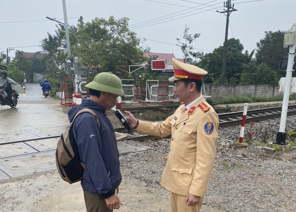 CSGT đường sắt tăng cường đảm bảo TTATGT cao điểm tết Dương lịch 2024- Ảnh 2. CSGT đường sắt tăng cường đảm bảo TTATGT cao điểm tết Dương lịch 2024- Ảnh 2.