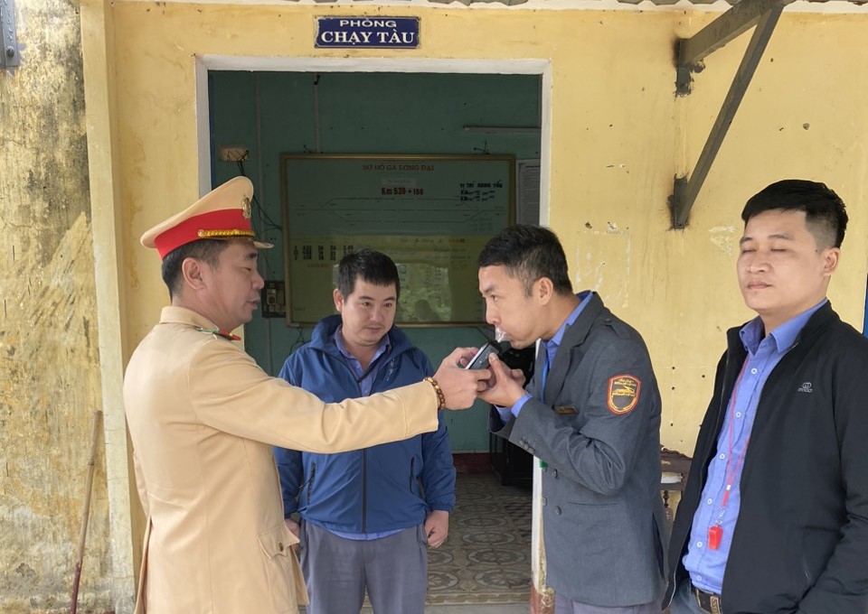 CSGT đường sắt tăng cường đảm bảo TTATGT cao điểm tết Dương lịch 2024- Ảnh 5. CSGT đường sắt tăng cường đảm bảo TTATGT cao điểm tết Dương lịch 2024- Ảnh 5.