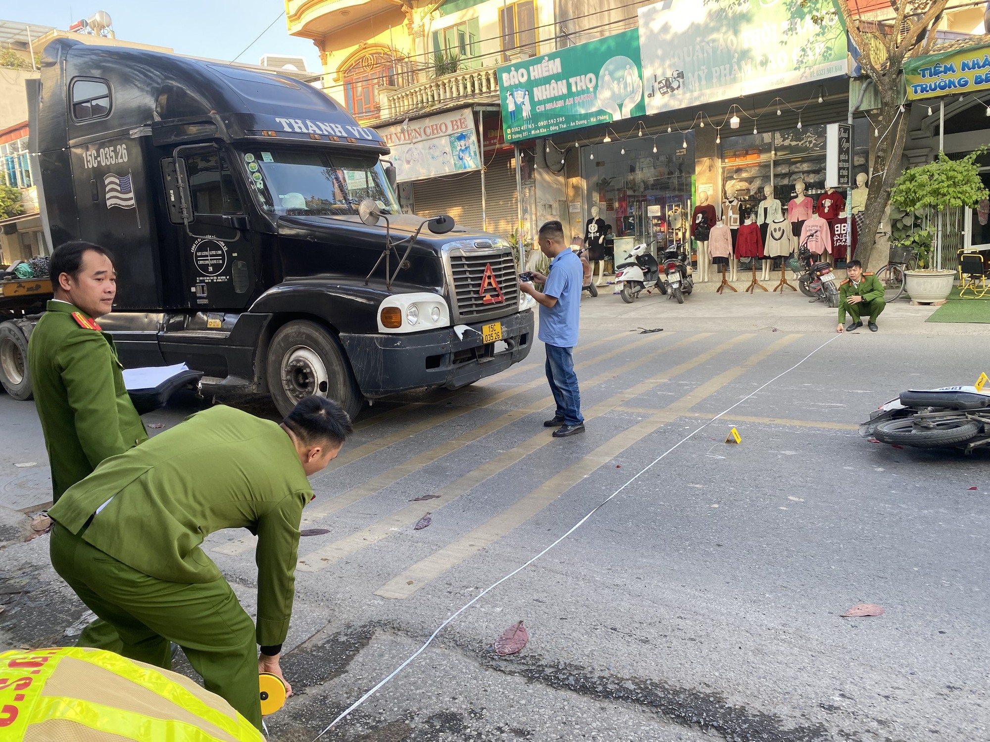 Video người dân hỗ trợ CSGT bắt giữ lái xe container tông vào xe CSGT- Ảnh 1.