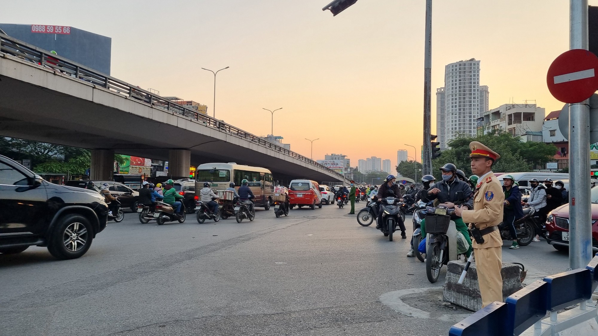 Hà Nội: Chính thức điều chỉnh luồng giao thông nút giao Ngã Tư Sở- Ảnh 1.