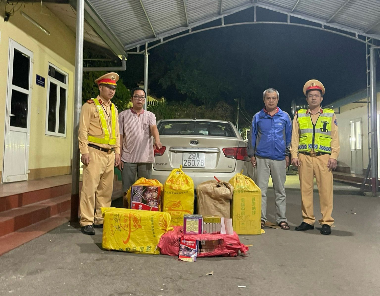 Quảng Ninh liên tiếp bắt giữ 2 vụ vận chuyển vật liệu nổ và pháo trái phép- Ảnh 2.