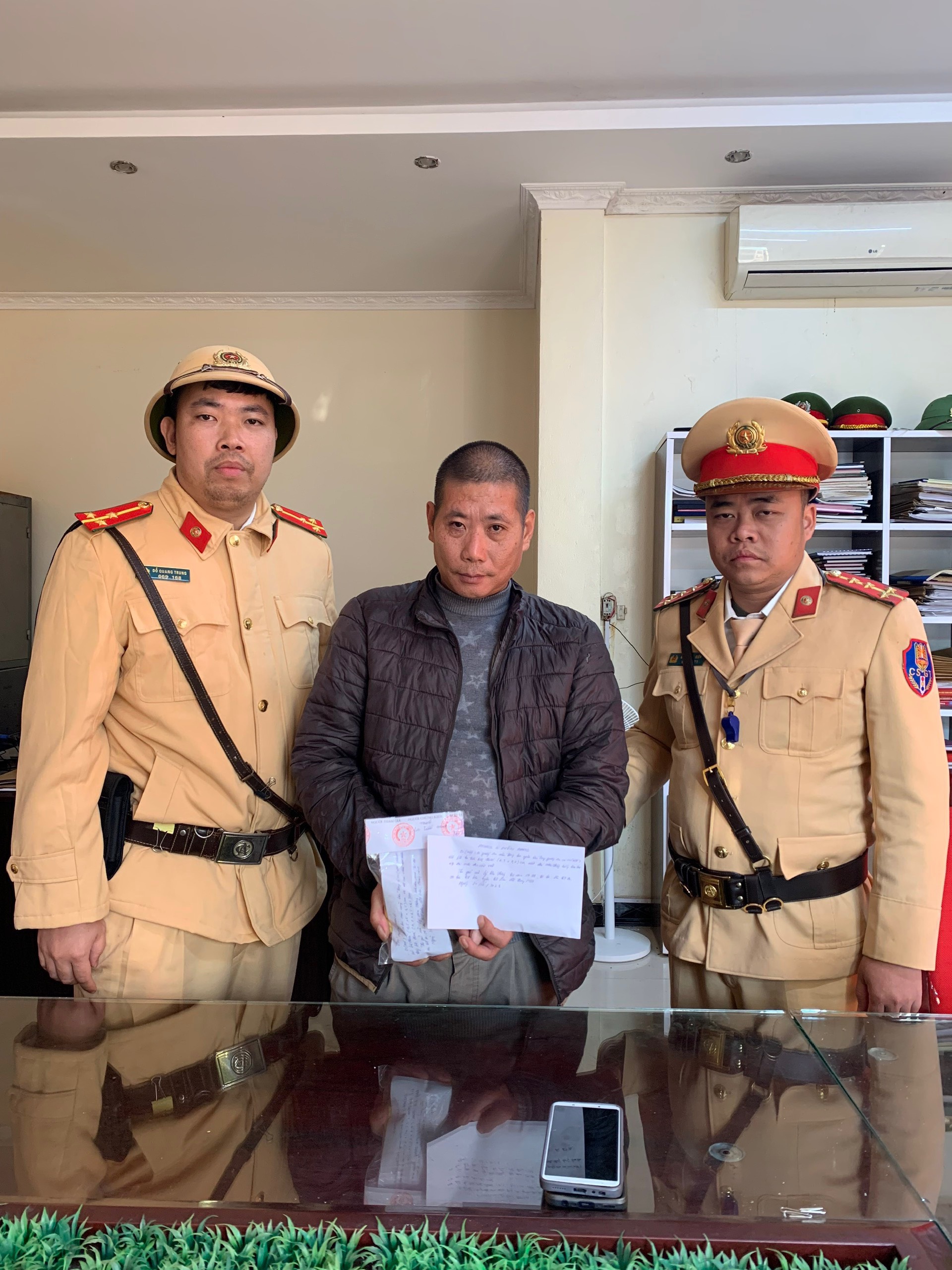 Quảng Ninh liên tiếp bắt giữ 2 vụ vận chuyển vật liệu nổ và pháo trái phép- Ảnh 1.