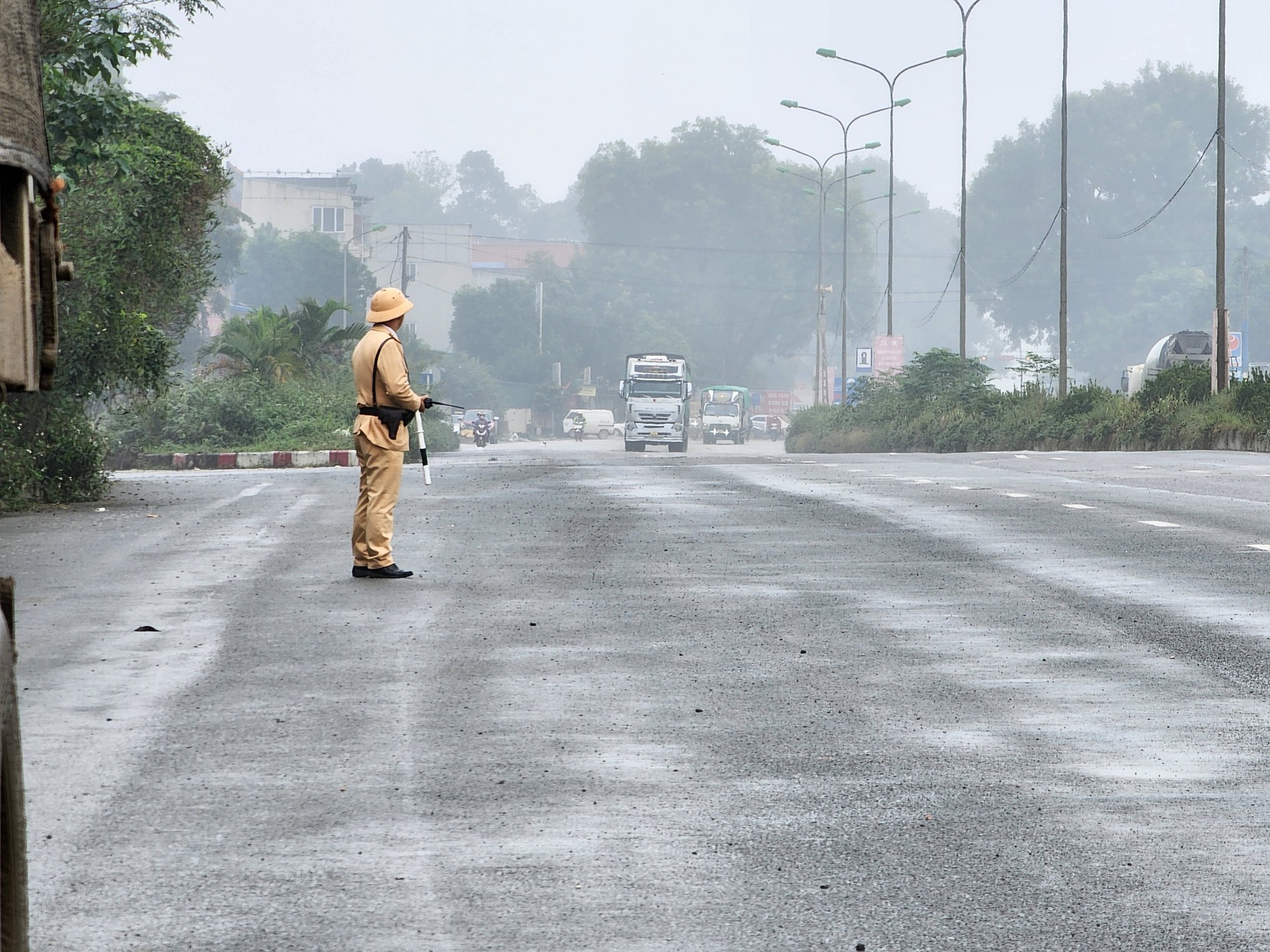 CSGT Hà Nội đội mưa cân tải trọng xe 