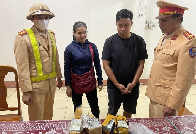 Quảng Trị: CSGT phát hiện vụ vận chuyển ngoại tệ trái phép, tạm giữ hơn 400.000 USD- Ảnh 1.