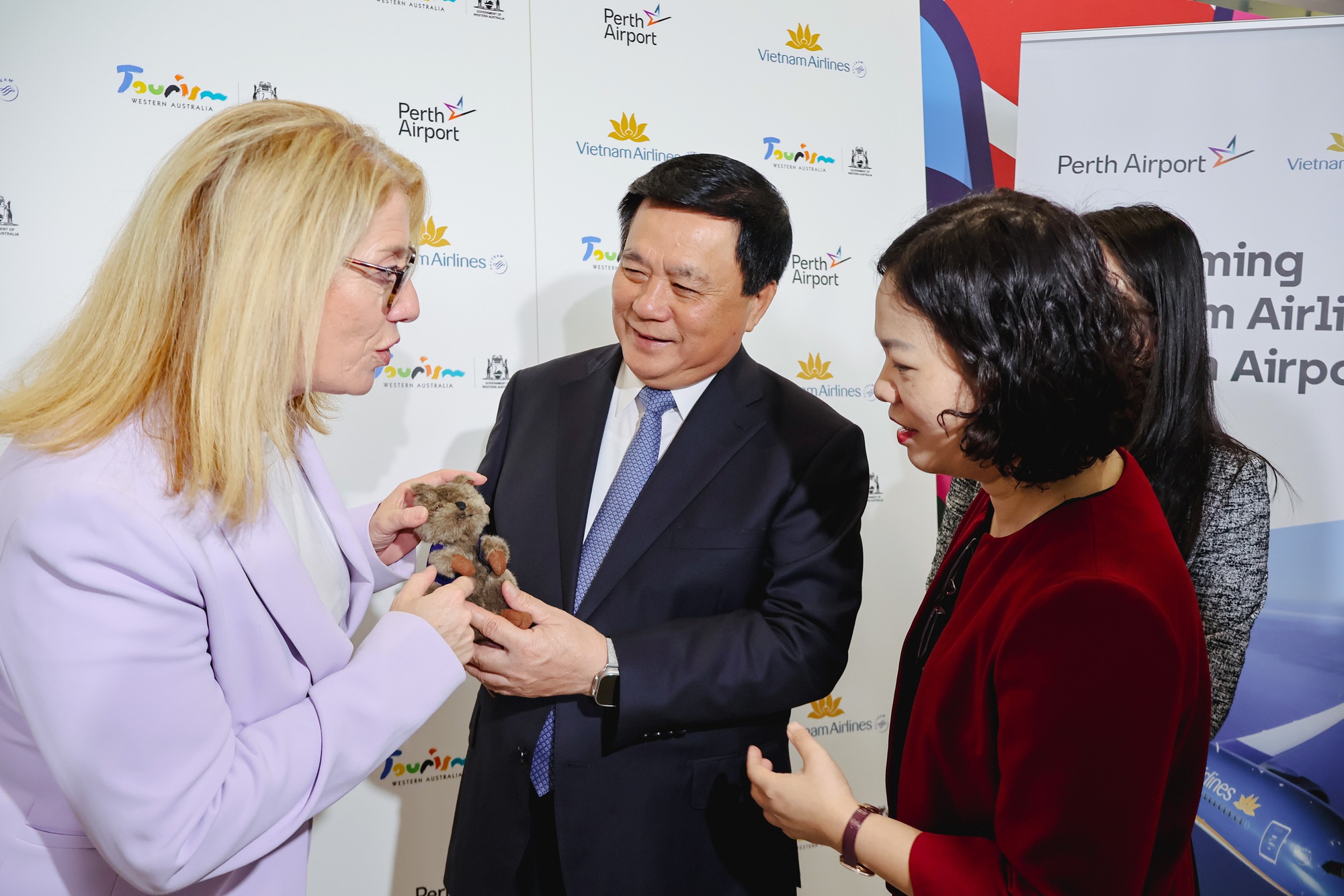 Hình ảnh Boeing 787 Dreamliner chở gần 200 khách trên chuyến bay thẳng từ Tân Sơn Nhất đến thành phố Perth, Úc- Ảnh 2.