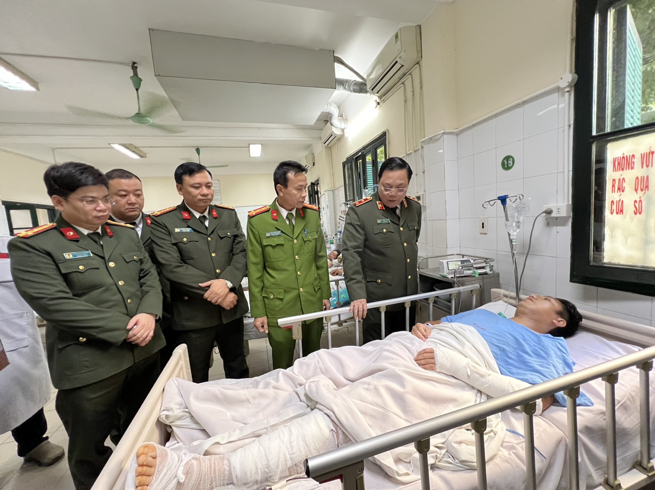 Giám đốc Công an Hà Nội thăm hỏi Thượng úy CSCĐ bị thanh niên đi xe máy tông gãy chân, tay- Ảnh 1.