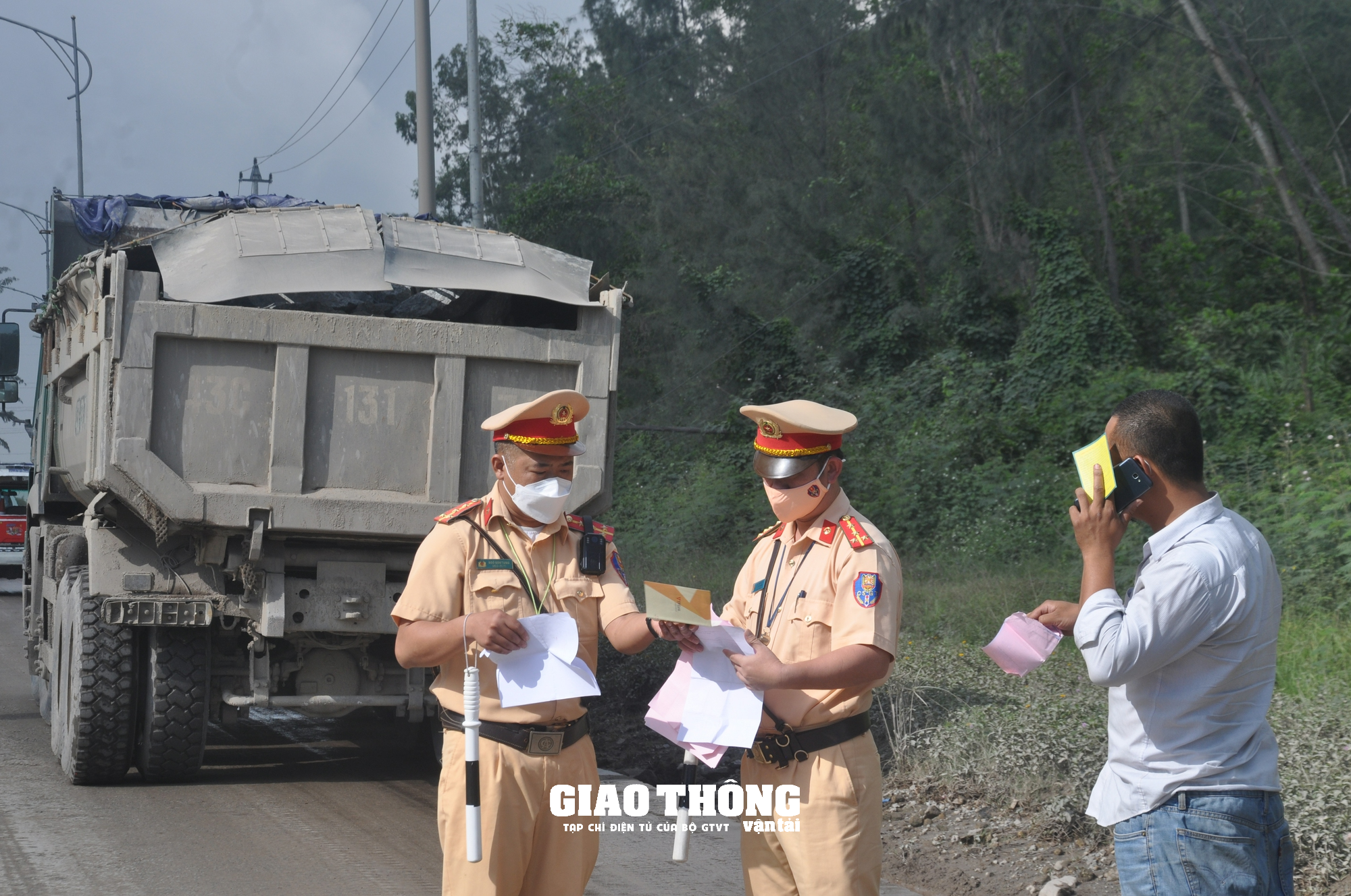 Ban ATGT Quảng Ngãi bàn giải pháp kéo giảm TNGT trong năm 2023 - Ảnh 1. Ban ATGT Quảng Ngãi bàn giải pháp kéo giảm TNGT trong năm 2023 - Ảnh 1.