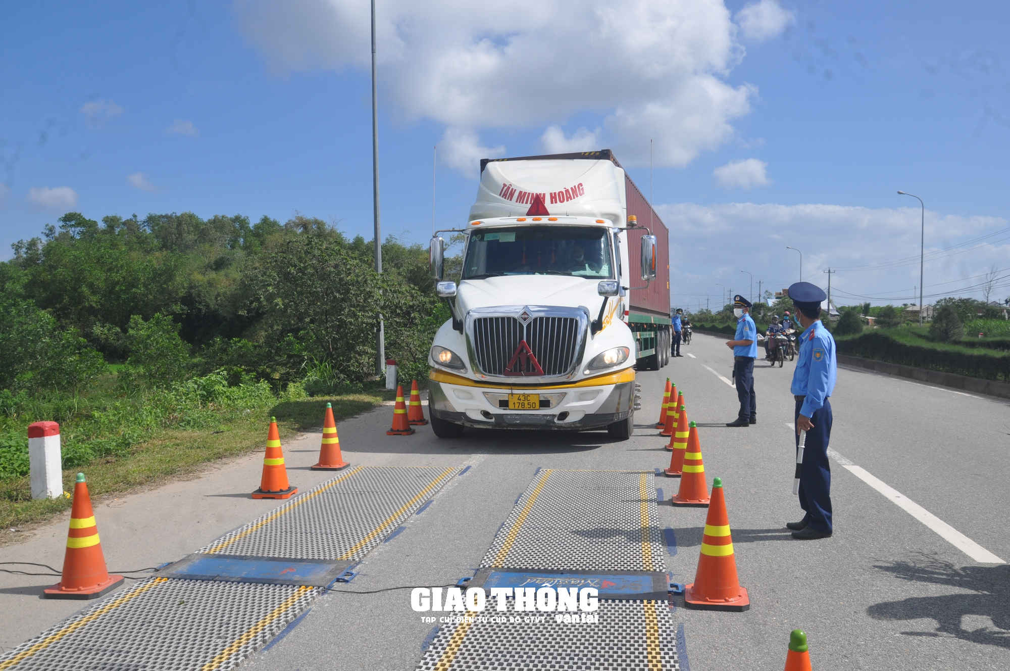 Ban ATGT Quảng Ngãi bàn giải pháp kéo giảm TNGT trong năm 2023 - Ảnh 4. Ban ATGT Quảng Ngãi bàn giải pháp kéo giảm TNGT trong năm 2023 - Ảnh 4.