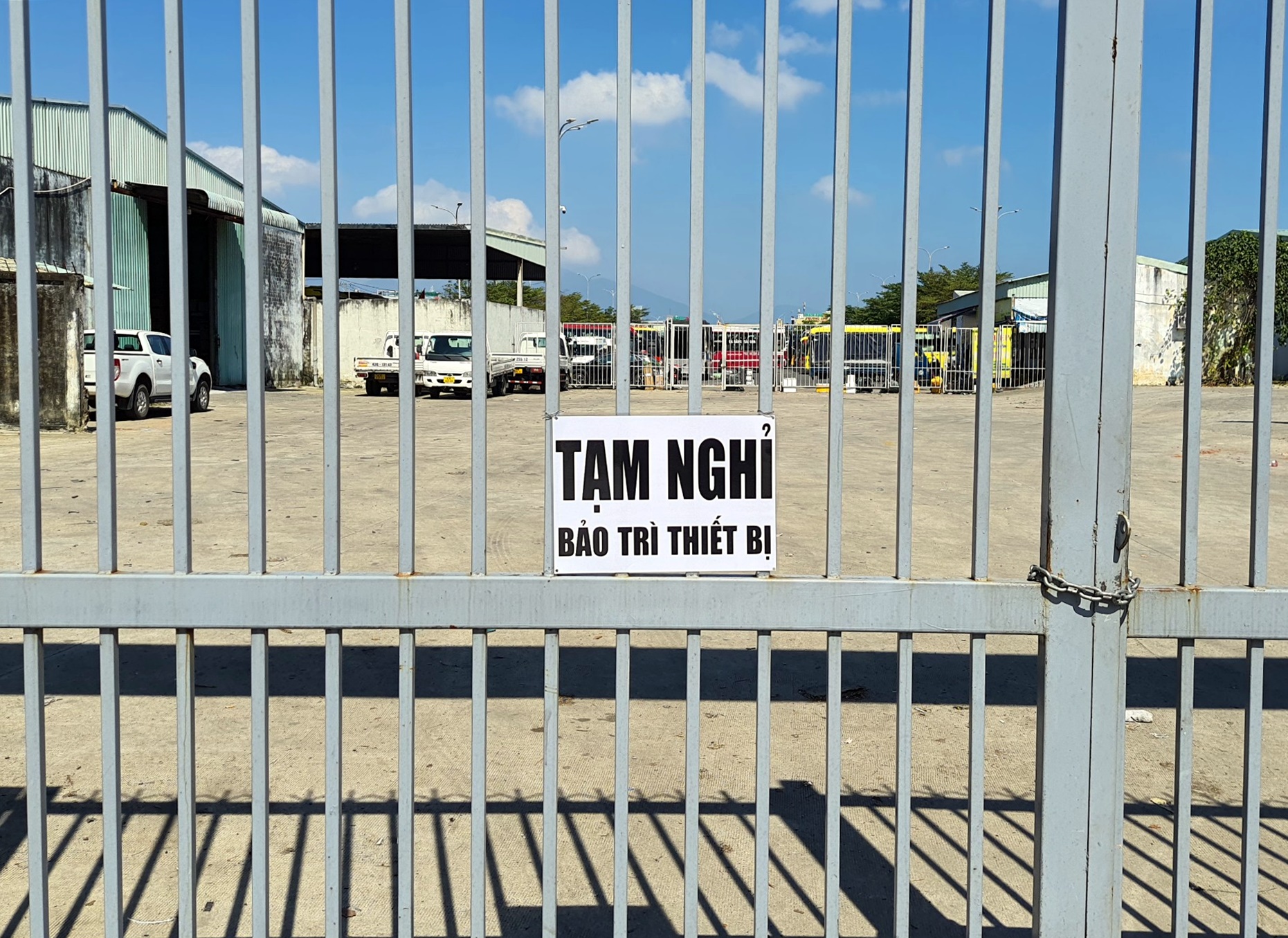 Các trung tâm đăng kiểm ở Đà Nẵng hoạt động thế nào sau khi có bán bộ bị khởi tố, bắt tạm giam? - Ảnh 1.