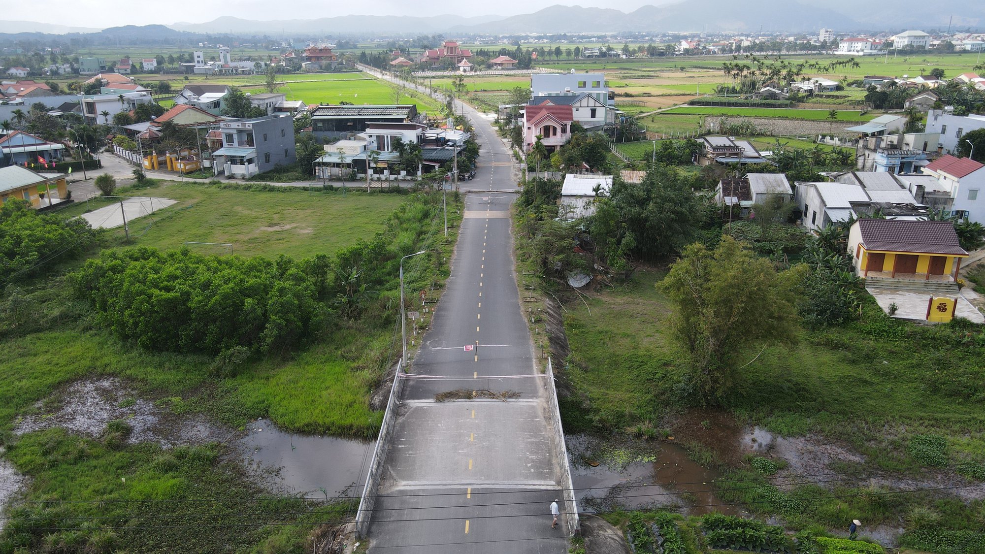 Đường Văn Thị Thừa bị dân chặn, người tham gia giao thông đi lại khó khăn - Ảnh 2.