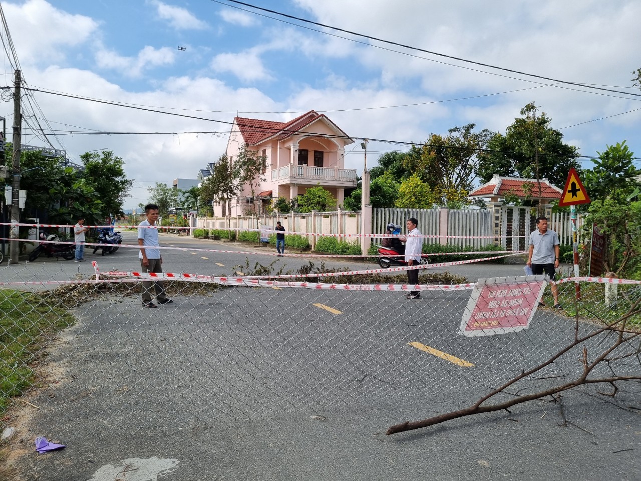 Đường Văn Thị Thừa bị dân chặn, người tham gia giao thông đi lại khó khăn - Ảnh 3.