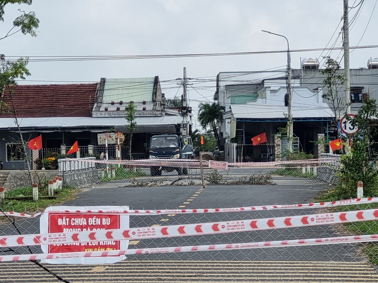 Đường Văn Thị Thừa bị dân chặn, người tham gia giao thông đi lại khó khăn - Ảnh 8.