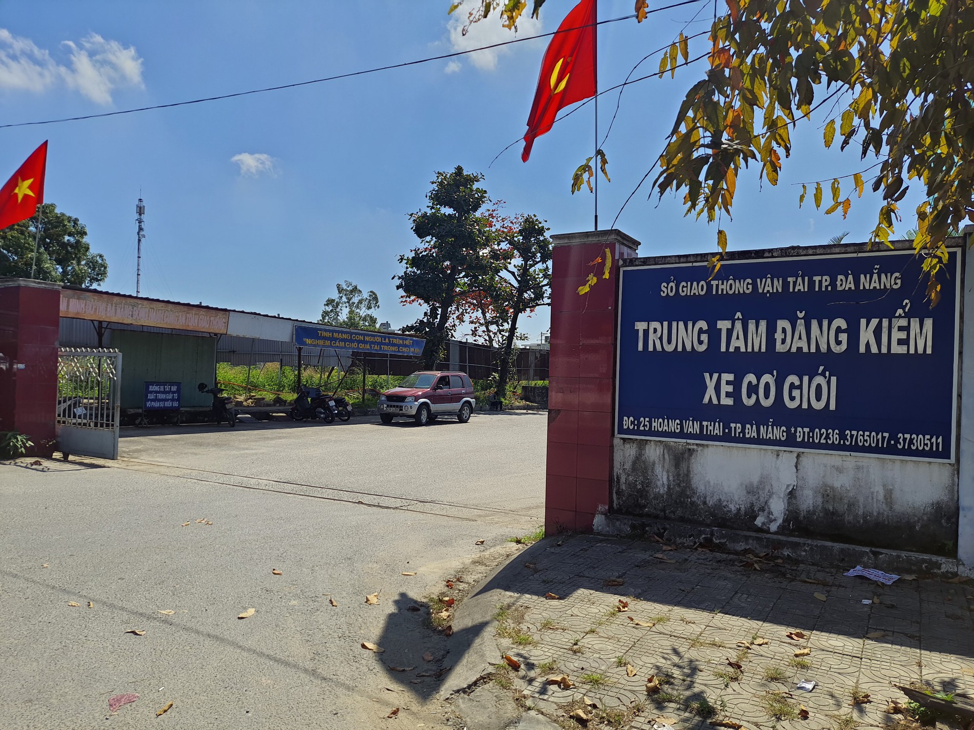 Các trung tâm đăng kiểm ở Đà Nẵng hoạt động thế nào sau khi có bán bộ bị khởi tố, bắt tạm giam? - Ảnh 2.