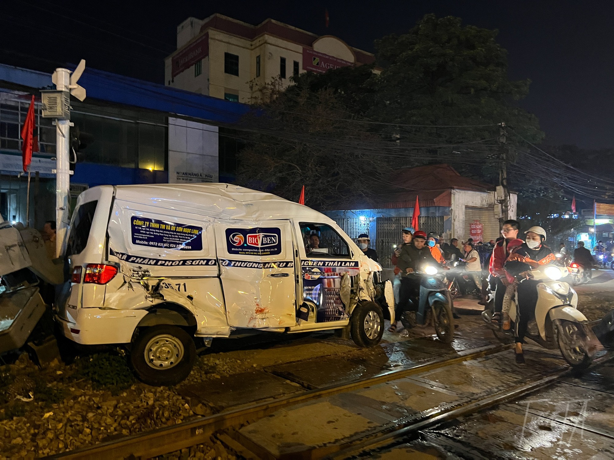 Nhiều bất cập trong quản lý đường ngang qua đường sắt- Ảnh 3. Nhiều bất cập trong quản lý đường ngang qua đường sắt- Ảnh 3.