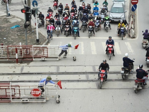 Nhiều bất cập trong quản lý đường ngang qua đường sắt- Ảnh 5. Nhiều bất cập trong quản lý đường ngang qua đường sắt- Ảnh 5.