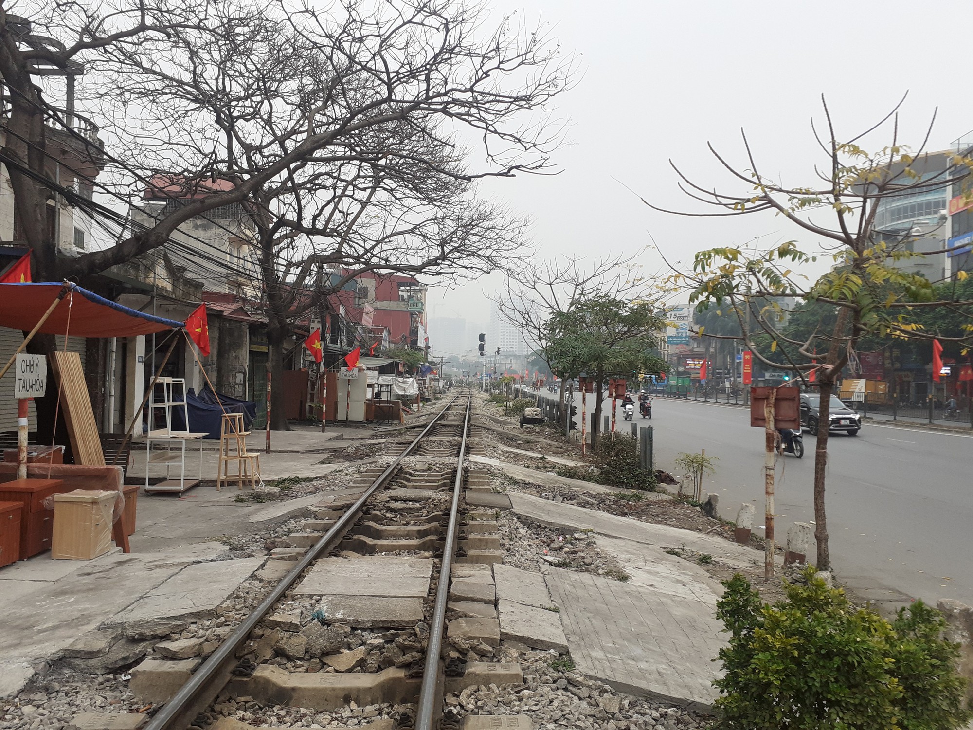 Nhiều bất cập trong quản lý đường ngang qua đường sắt- Ảnh 2. Nhiều bất cập trong quản lý đường ngang qua đường sắt- Ảnh 2.