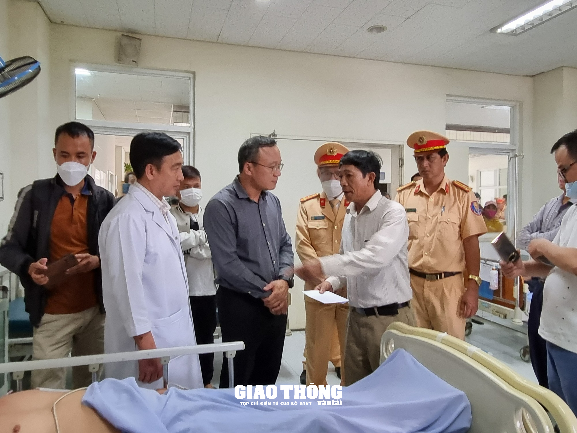 Ông Khuất Việt Hùng trực tiếp đến hiện trường chỉ đạo khắc phục vụ TNGT đặc biệt nghiêm trọng ở Quảng Nam - Ảnh 8.